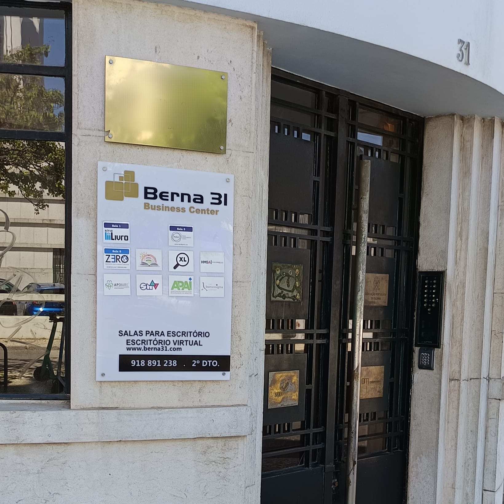 Divulgação da sua atividade no nosso site e na placa à entrada do prédio