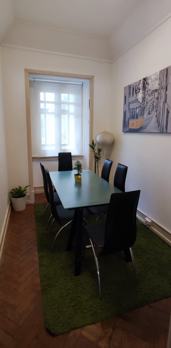 Utilização ilimitada da sala de reuniões, mediante marcação na agenda partilhada